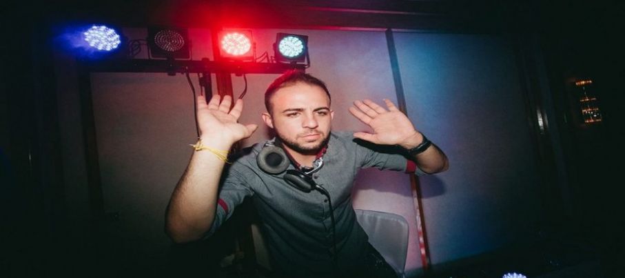 &Phi;&theta;&eta;&nu;ό&sigmaf; Dj